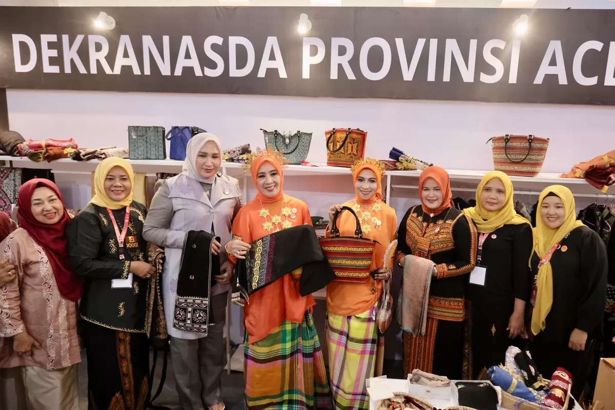 kunjungan Ketua Harian Dewan Kerajinan Nasional (Dekranas), Ny. Tri Tito Karnavian, bersama Wakil Ketua II Dekranas, Ny. Sri Bahlil, ke Stand Dekranasda Aceh pada Pameran Kriya dan Wastra Dekranas.  (Ist)
