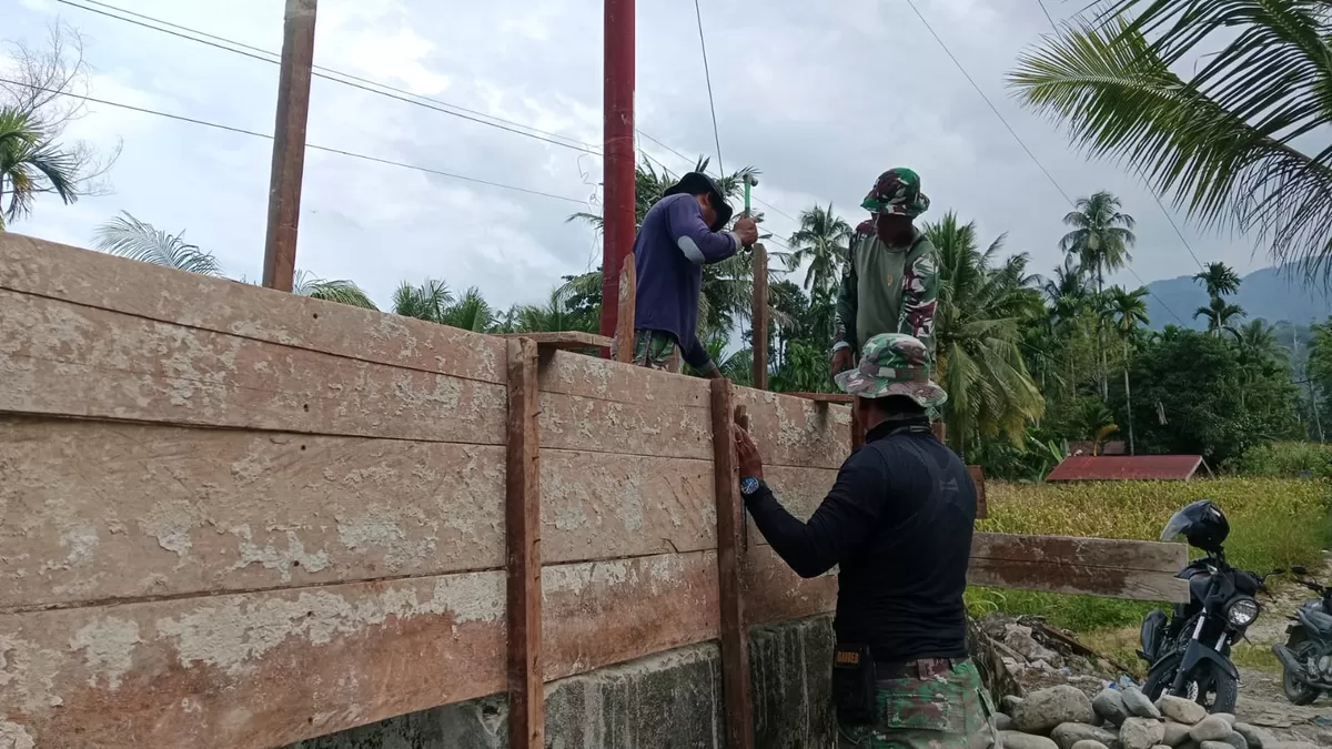 Babinsa Kodim 0108/Aceh Tenggara bersama warga merakit pondasi Jembatan Perintis di Desa Lawe Pinis untuk memperkuat akses dan ekonomi. (Ist)