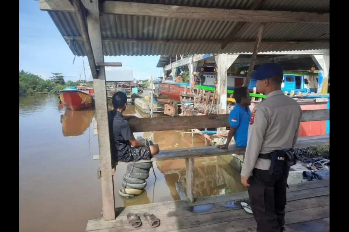 Personel Satuan Polisi Air dan Udara (Sat Polairud) Polres Aceh Barat menggelar patroli dialogis dengan menyambangi para nelayan di Gampong Panggong, Kecamatan Johan Pahlawan, Kabupaten Aceh Barat.  (Dok. Polres Aceh Barat)