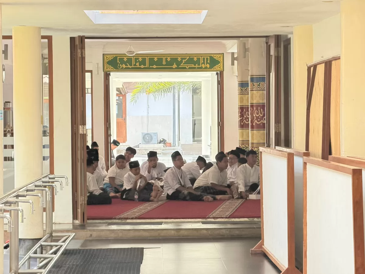 Santri Pondok Pesantren Al Hamidiyah di dalam masjid pesantren. (Dok. Kemenag RI)