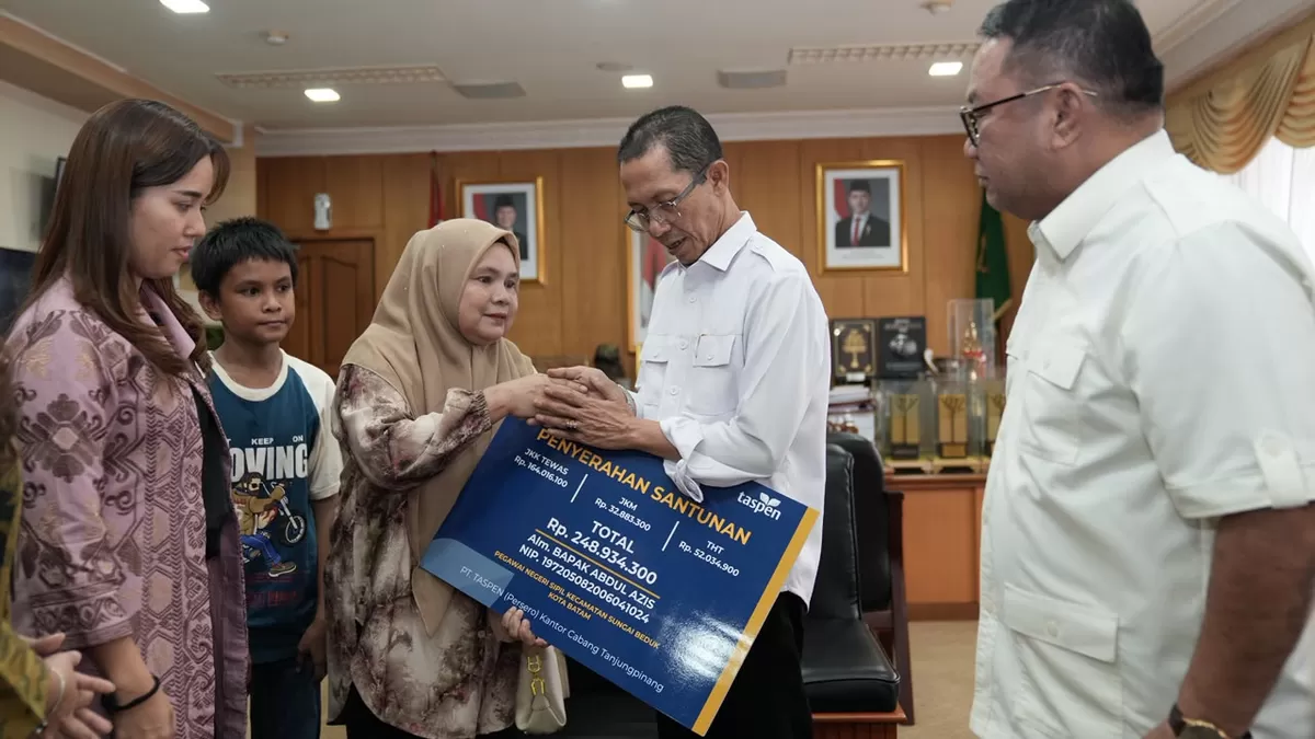 PT TASPEN (Persero) menyalurkan manfaat Program Jaminan Kecelakaan Kerja (JKK) dan Jaminan Kematian (JKM) senilai Rp1.081.806.097 kepada dua keluarga ASN di Provinsi Kepulauan Riau. (Dok. Taspen)