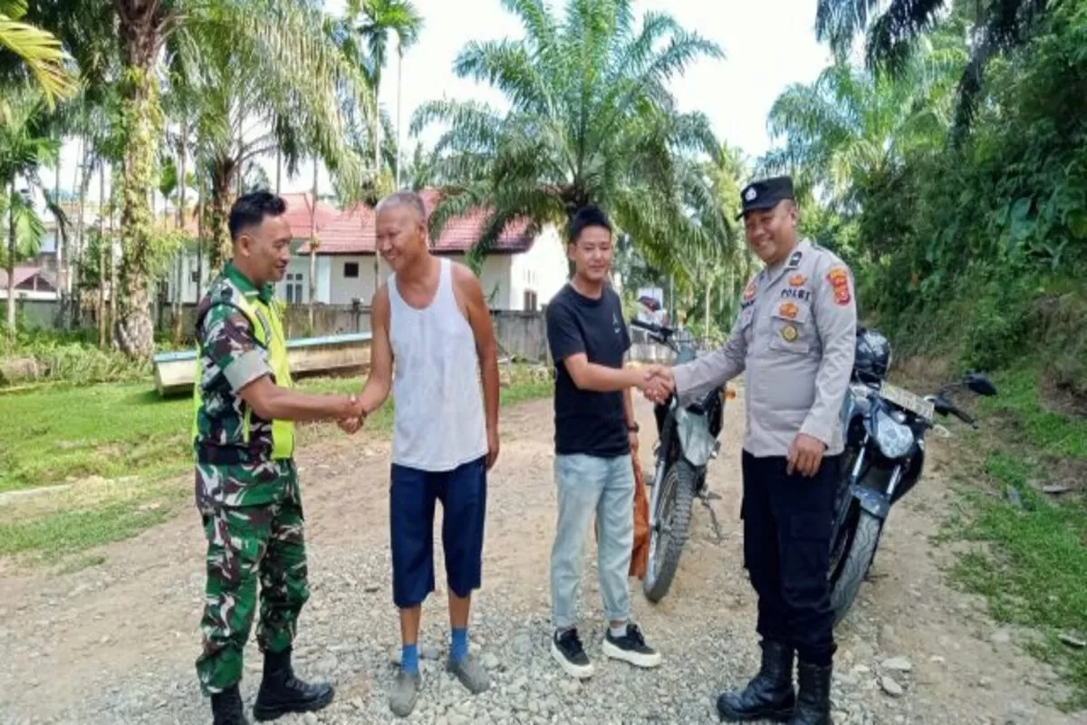 Personel Polsek Sungai Mas bersama personel TNI melaksanakan patroli gabungan di wilayah hukum Polsek Sungai Mas, Kabupaten Aceh Barat, Sabtu (11/7/2026). (Dok. Polres Aceh Barat)