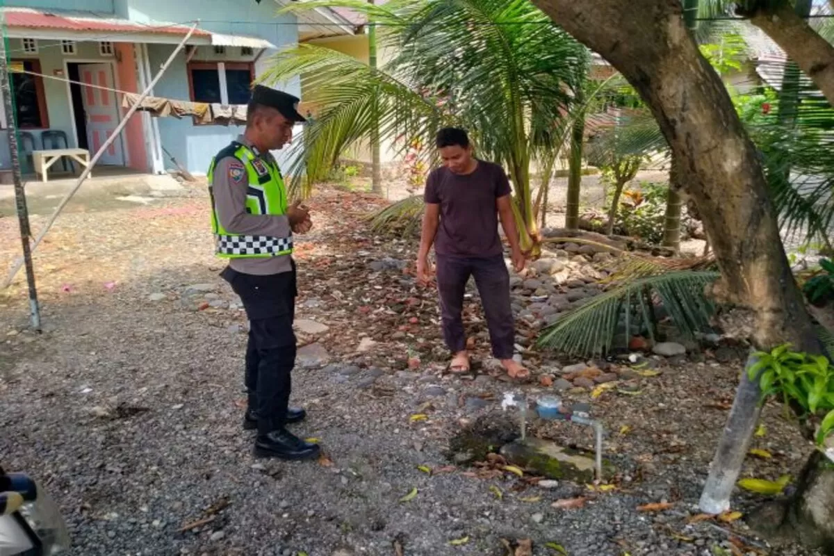 Personel Polsek Arongan Lambalek, Polres Aceh Barat, yang menggelar patroli dialogis dalam rangka Cipta Kondisi (Cipkon) di Gampong Suak Bidok, Kecamatan Arongan Lambalek, Kabupaten Aceh Barat. (Dok. Polres Aceh Barat)