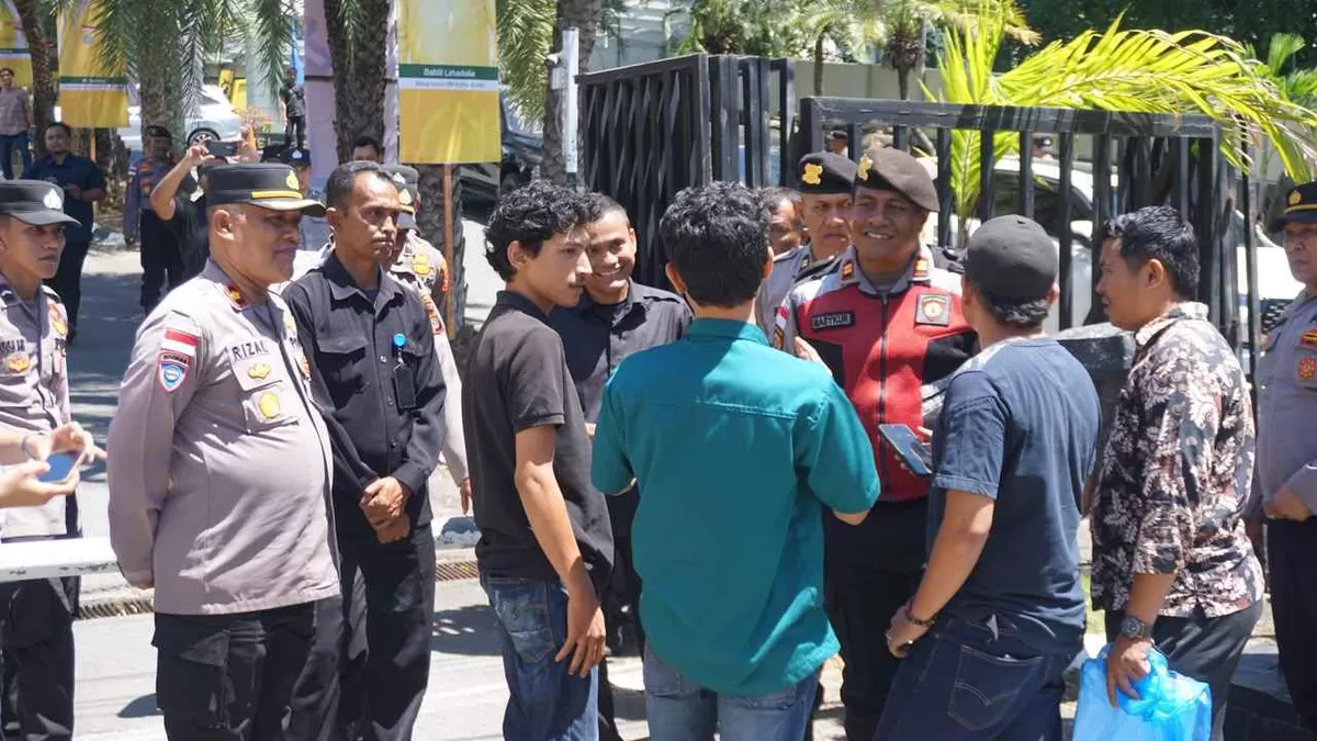 Pelaksanaan Rapat Kerja Daerah (Rakerda) Partai Golkar yang berlangsung di Hotel Hermes Palace, Banda Aceh, diwarnai aksi unjuk rasa dari Aliansi Mahasiswa Peduli Demokrasi (AMPD) di luar area. (Dok. Polresta Banda Aceh)