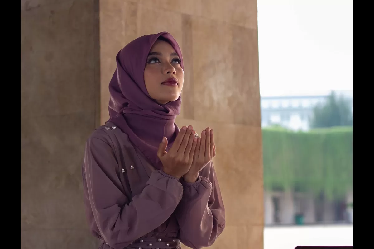 Ilustrasi membacakan doa pembuka rezeki. (pexels.com/muhammad fadly ramadhan)