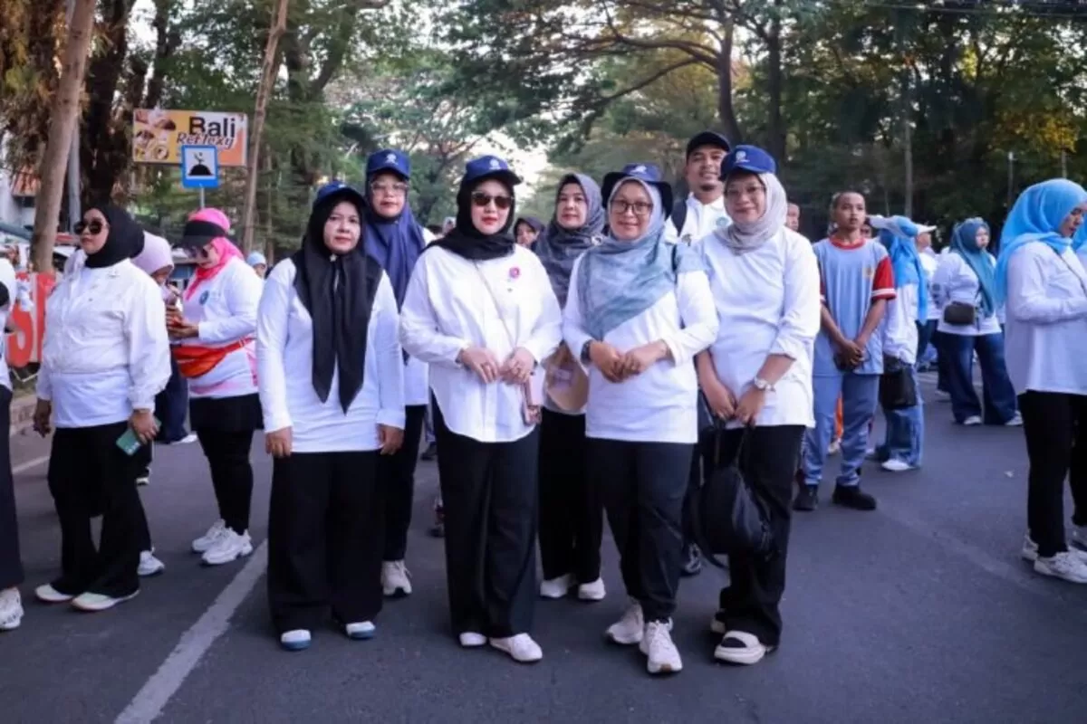 Foto bersama pada pelaksanaan Jalan Sehat Anti Mager dalam rangka HKG PKK Nasional ke-54 Tahun 2026, di depan Rumah Jabatan Gubernur Sulawesi Selatan, Kota Makassar, Sabtu (11/7/2026). (Dok. PROKOPIM PEMKAB ACEH BESAR)