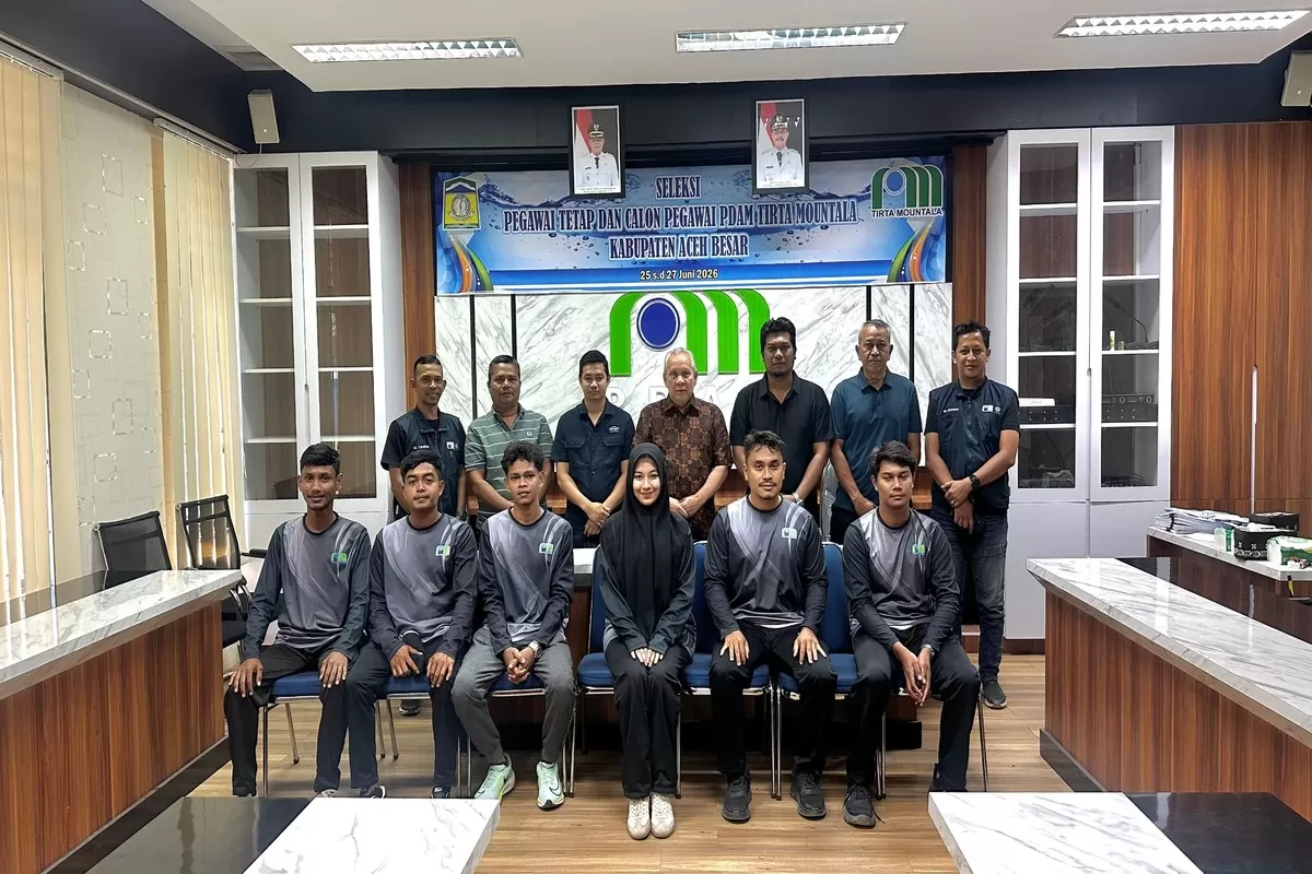 Plt Dirut Perumda Tirta Mountala Aceh Besar Ir. Yusmadi MM foto bersama peserta pelatihan kompetensi SPAM, di Aula Kantor Pusat Operasional Perumda Tirta Mountala, Siron, Sabtu (11/7/2026). (Dok. MC Aceh Besar)