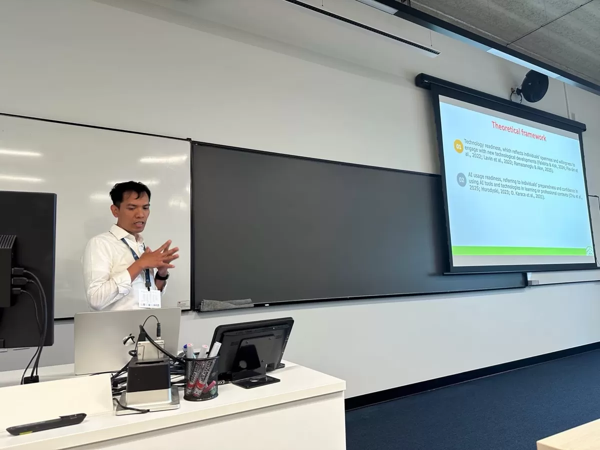 Dosen UIN Raden Intan Lampung mempresentasikan instrumen untuk mengukur kesiapan Artificial Intelligence (AI) calon guru dalam JURE Conference 2026 di University of Tartu, Estonia. (Dok. Kemenag RI)