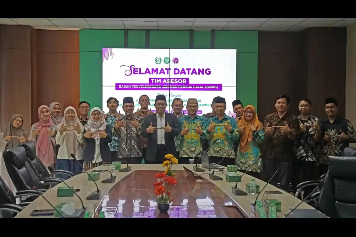 Penyerahan SK Akreditasi Utama dari BPJPH LPH Pratama menjadi LPH Utama kepada UIN Saizu. (Dok. Kemenag RI)