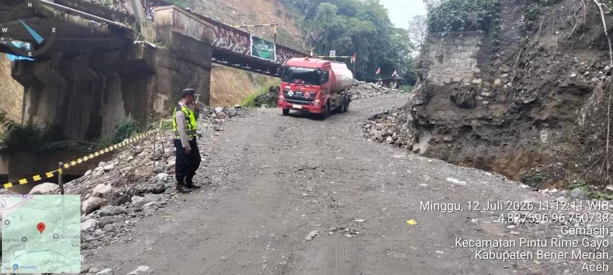 Polsek Pintu Rime Gayo melaksanakan monitoring dan pengamanan arus lalu lintas pascabencana banjir dan longsor di sejumlah titik rawan di wilayah Kecamatan Pintu Rime Gayo, Minggu (12/7/2026). (Dok. Polres Bener Meriah)