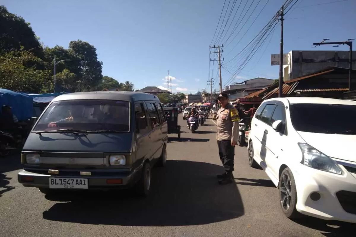 Personel Polsek Wih Pesam melaksanakan patroli serta pengaturan lalu lintas di kawasan pasar tumpah Kampung Simpang Balik dan Kampung Bener Mulie, Kecamatan Wih Pesam, Minggu (12/7/2026). (Dok. Polres Bener Meriah)