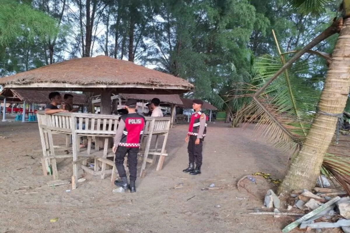 Polres Aceh Barat melalui personel Satuan Samapta melaksanakan kegiatan sambang dan patroli preventif di sejumlah lokasi wisata yang berada di wilayah hukum Polres Aceh Barat, Minggu (12/7/2026). (Dok. Polres Aceh Barat)