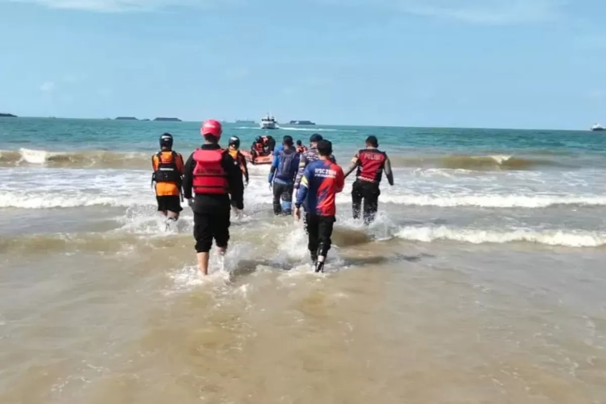 Tim Respons Bencana Batalyon A Pelopor Satuan Brimob Polda Kalimantan Timur bersama tim Gabungan berhasil mengevakuasi seorang korban di kawasan Pantai Kemala. (Dok. Polda Kaltim)