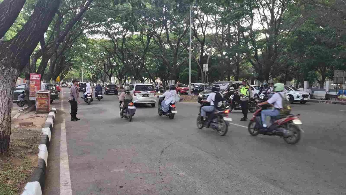 Polresta Banda Aceh mengerahkan personel di sejumlah titik rawan kemacetan melalui kegiatan strong point, pada hari pertama masuk sekolah. (Dok. Polresta Banda Aceh)