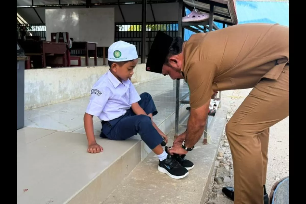 Bupati Al-Farlaky Beri Teladan, Antar Putra ke Sekolah pada Hari Pertama. Senin, 13 Juli 2026. (Dok. Pemkab Aceh Timur)