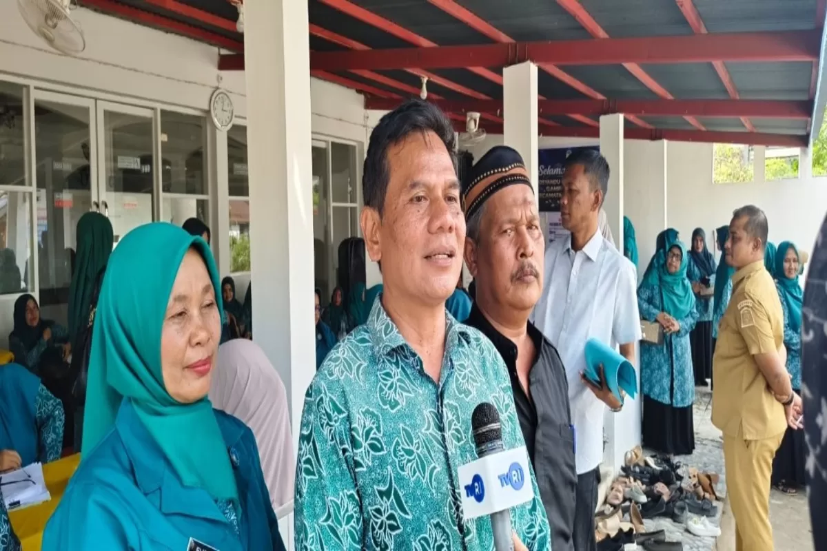 Ketua Tim penilai, Karnaidi SPd saat wawancara dengan media di sela-sela penilaian Gammawar 2026 yang berlangsung di Gampong Leu Ue, Senin (13/7/2026). (Dok. MC Aceh Besar)