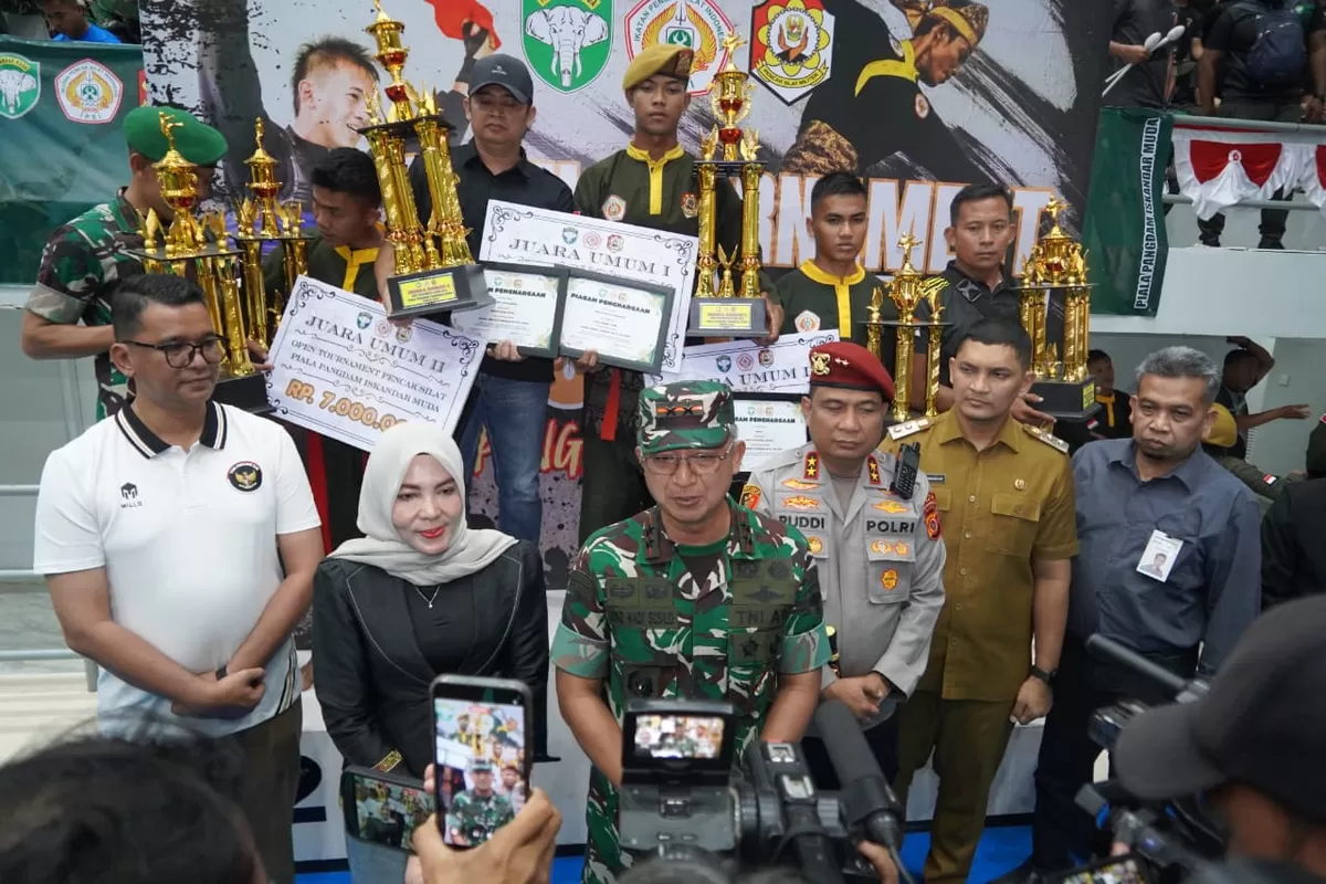 Panglima Komando Daerah Militer Iskandar Muda (Pangdam IM) Mayor Jenderal TNI Joko Hadi Susilo, S.I.P., secara resmi menutup Open Tournament Pencak Silat. Senin, 13 Juli 2026. (Ist)