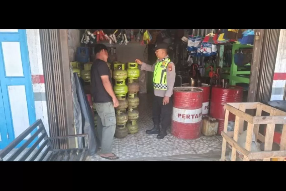 Polsek Bubon melaksanakan kegiatan monitoring harga kebutuhan pokok dengan menyambangi para pedagang di Pasar Tradisional Gampong Layung, Kecamatan Bubon, Kabupaten Aceh Barat, Senin (13/7/2026). (Dok. Polres Aceh Barat)