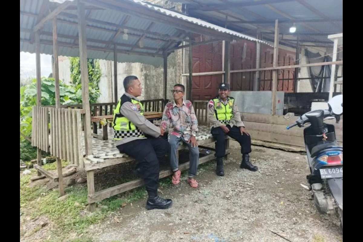 Personel Polsek Sungai Mas melaksanakan patroli dialogis di Gampong Geudong, Kecamatan Sungai Mas, Kabupaten Aceh Barat, Senin (13/7/2026). (Dok. Polres Aceh Barat)