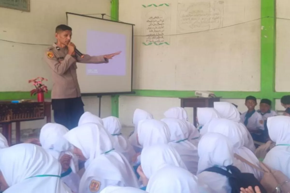 Polsek Kaway XVI melaksanakan sosialisasi tentang bahaya penyalahgunaan narkoba, kenakalan remaja, bullying, dan tertib berlalu lintas kepada para siswa baru MTsN 2 Aceh Barat, Senin (13/7/2026). (Dok. Polres Aceh Barat)