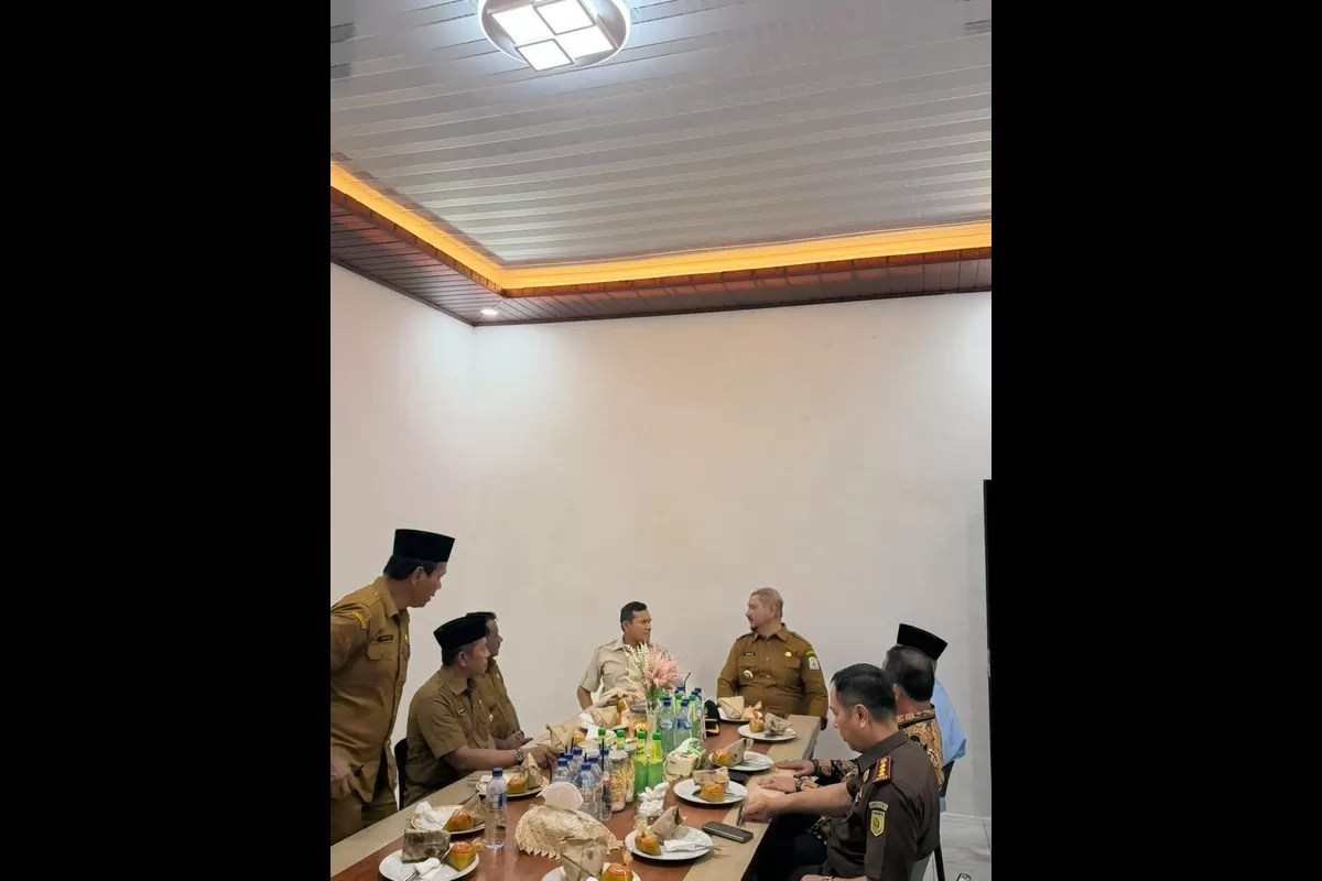 Wakil Gubernur Aceh bersama Bupati Aceh Tamiang menggelar pertemuan koordinasi di Kantor Koramil 08/Rantau untuk membahas progres rehabilitasi dan rekonstruksi pascabencana. Senin, 13 Juli 2026. (Ist)