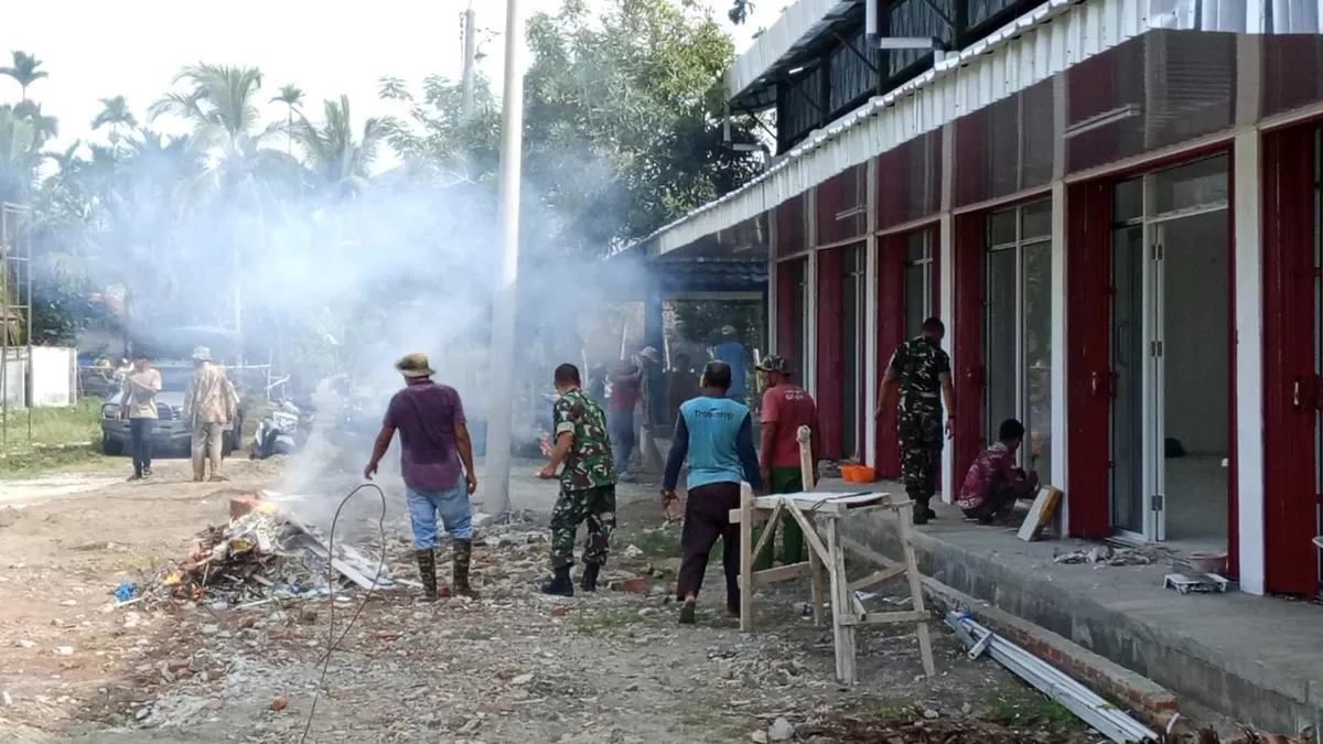 Personel Koramil 08/Kembang Tanjong Kodim 0102/Pidie bersama pengurus koperasi dan masyarakat melaksanakan kegiatan gotong royong pembersihan di Gedung Koperasi Desa Merah Putih, Senin, 13 Juli 2026. (Ist)