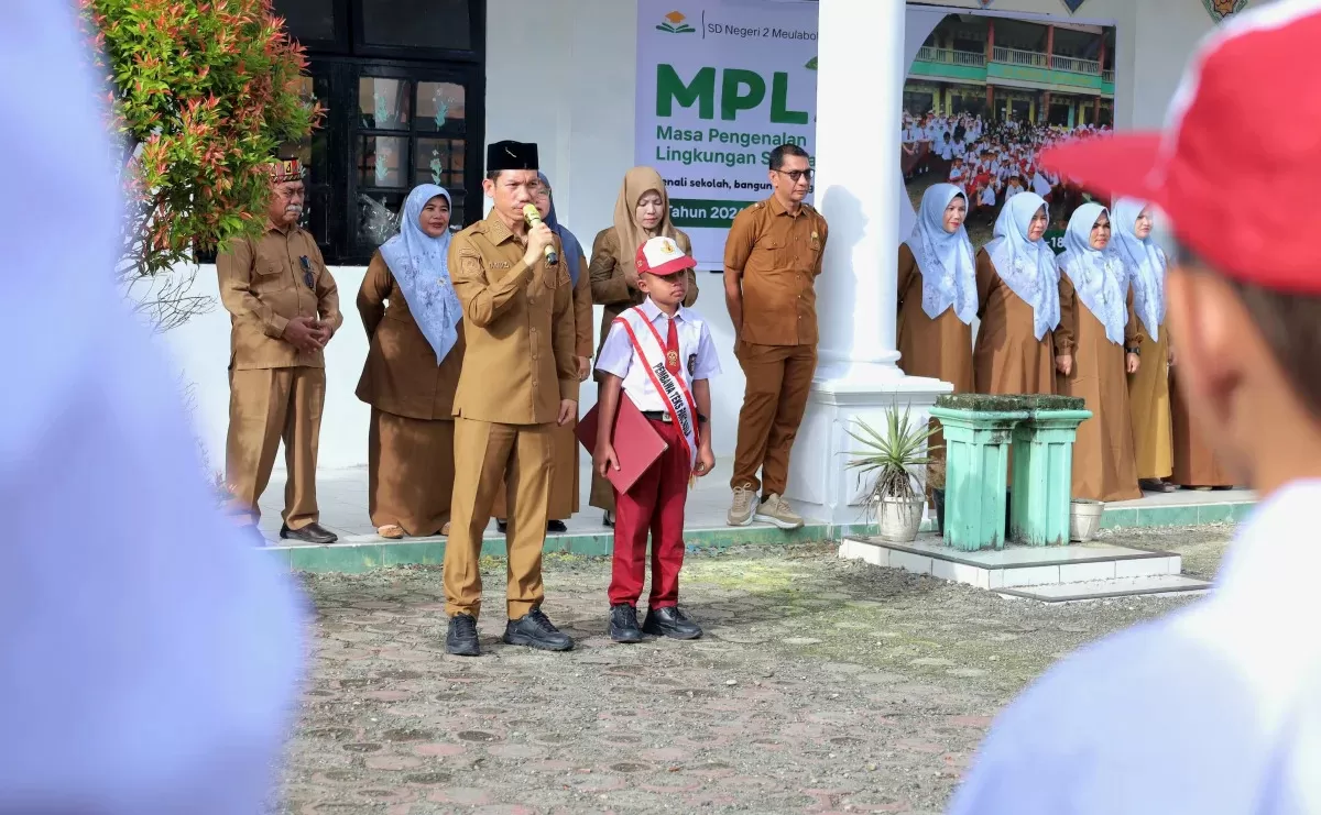 Bupati Aceh Barat Tarmizi mengantarkan dua orang anak yatim ke Sekolah Dasar Negeri (SDN) 2 Meulaboh dalam rangka Gerakan Ayah Mengantar Anak di Hari Pertama Sekolah (GAMAS) pada Senin (13/7/2026). (Dok. Pemkab Aceh Barat)