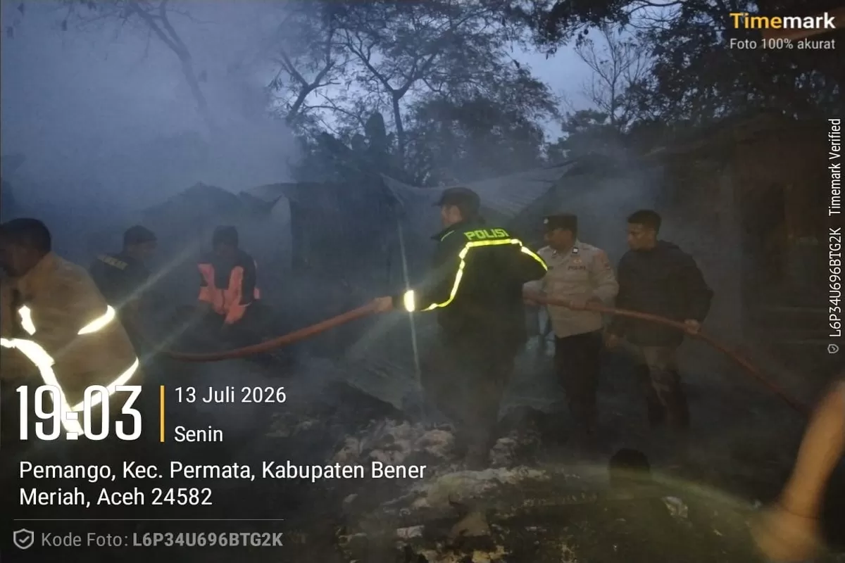 Pemadaman api di tempat usaha bengkel las di Kampung Pemango, Kecamatan Permata, Kabupaten Bener Meriah. Senin, 13 Juli 2026. (Dok. Polres Bener Meriah)