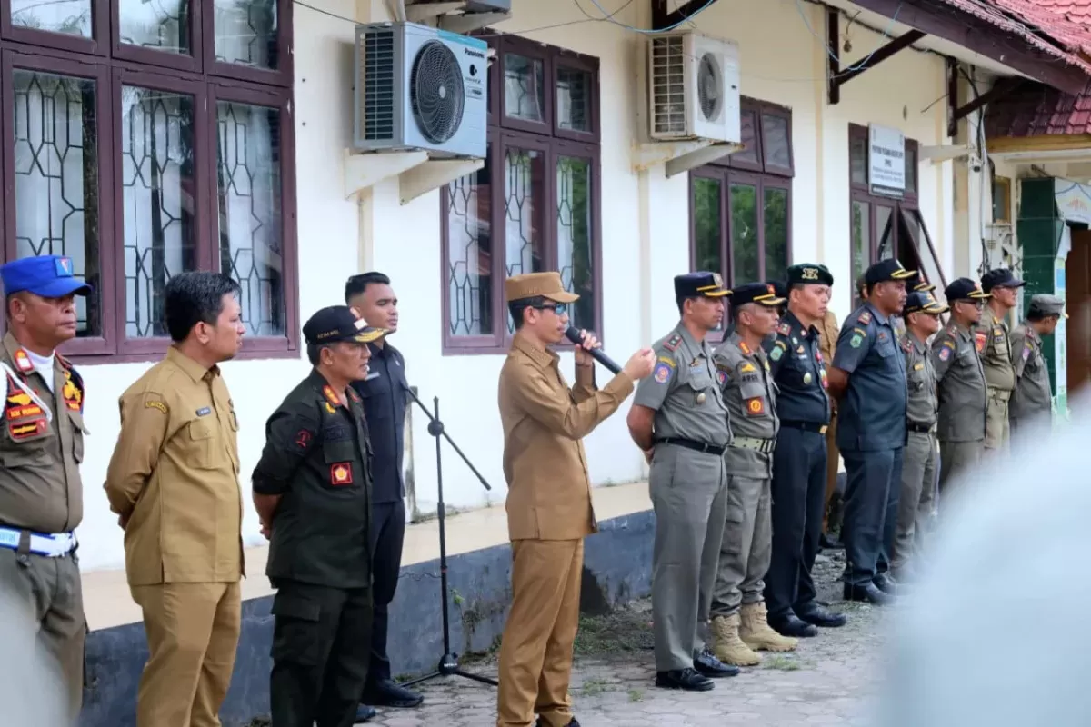 Bupati Aceh Barat, Tarmizi SP, MM, Senin (13/7/2026) sore melakukan sidak ke kantor Satpol PP Aceh Barat untuk memastikan langsung penanganan terhadap pengemis tunanetra yang viral. (Dok. Pemkab Aceh Barat)