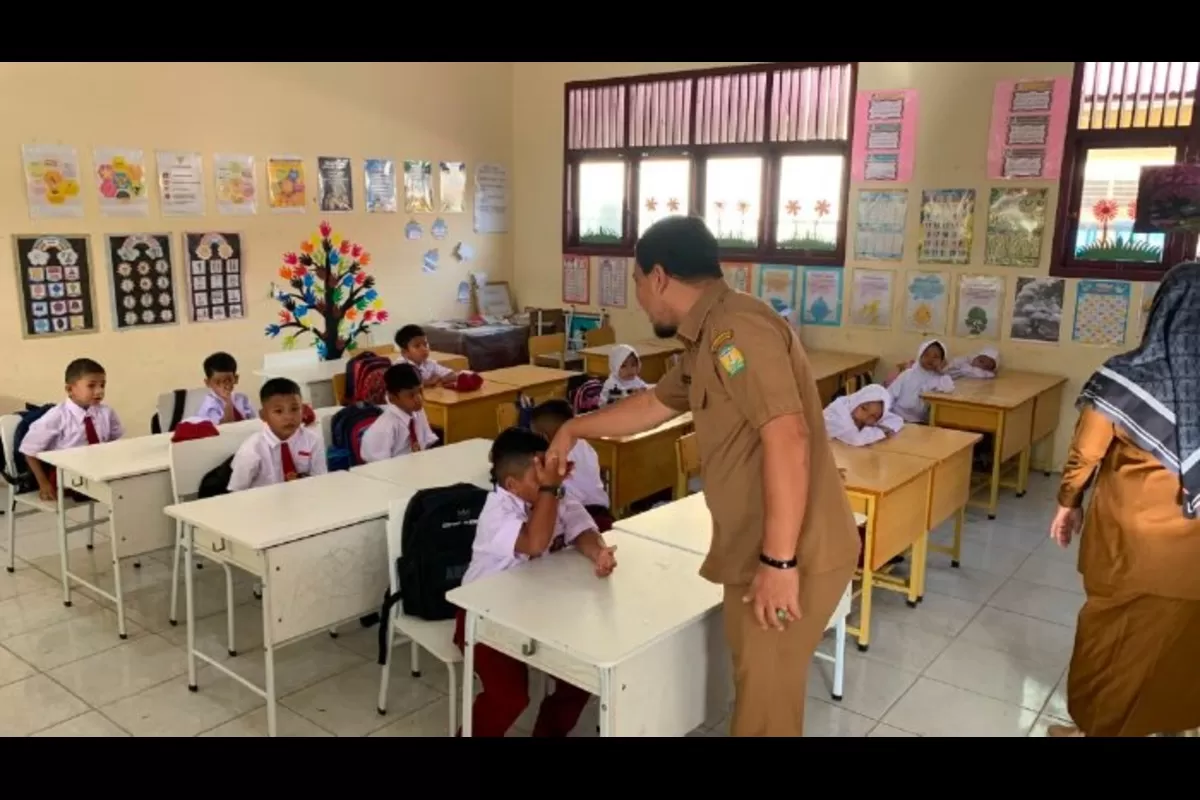 Kepala Badan Perencanaan Pembangunan Daerah (Bappeda) Kabupaten Aceh Besar, Agus Husni, SP, melaksanakan monitoring dan evaluasi (monev) pelaksanaan MPLS di SD Negeri Indrapuri, Senin, (13/7/2026). (Dok. MC Aceh Besar)