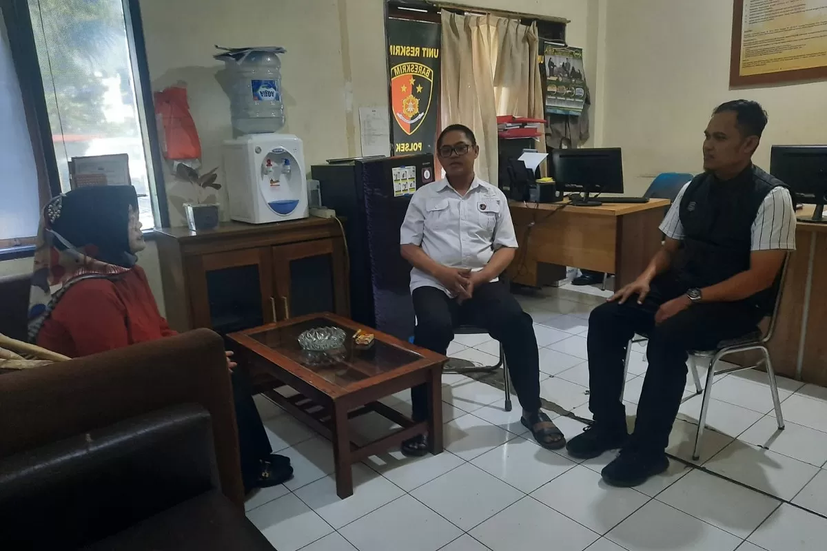 Kuasa hukum keluarga korban, Mira Widyawati, SH, MH, dengan Kapolsek Ujung Berung Kompol Heri Suryadi, SH, MH, serta Kanit Reskrim Iptu Ayi Adiarsa (Dok. Promedia)