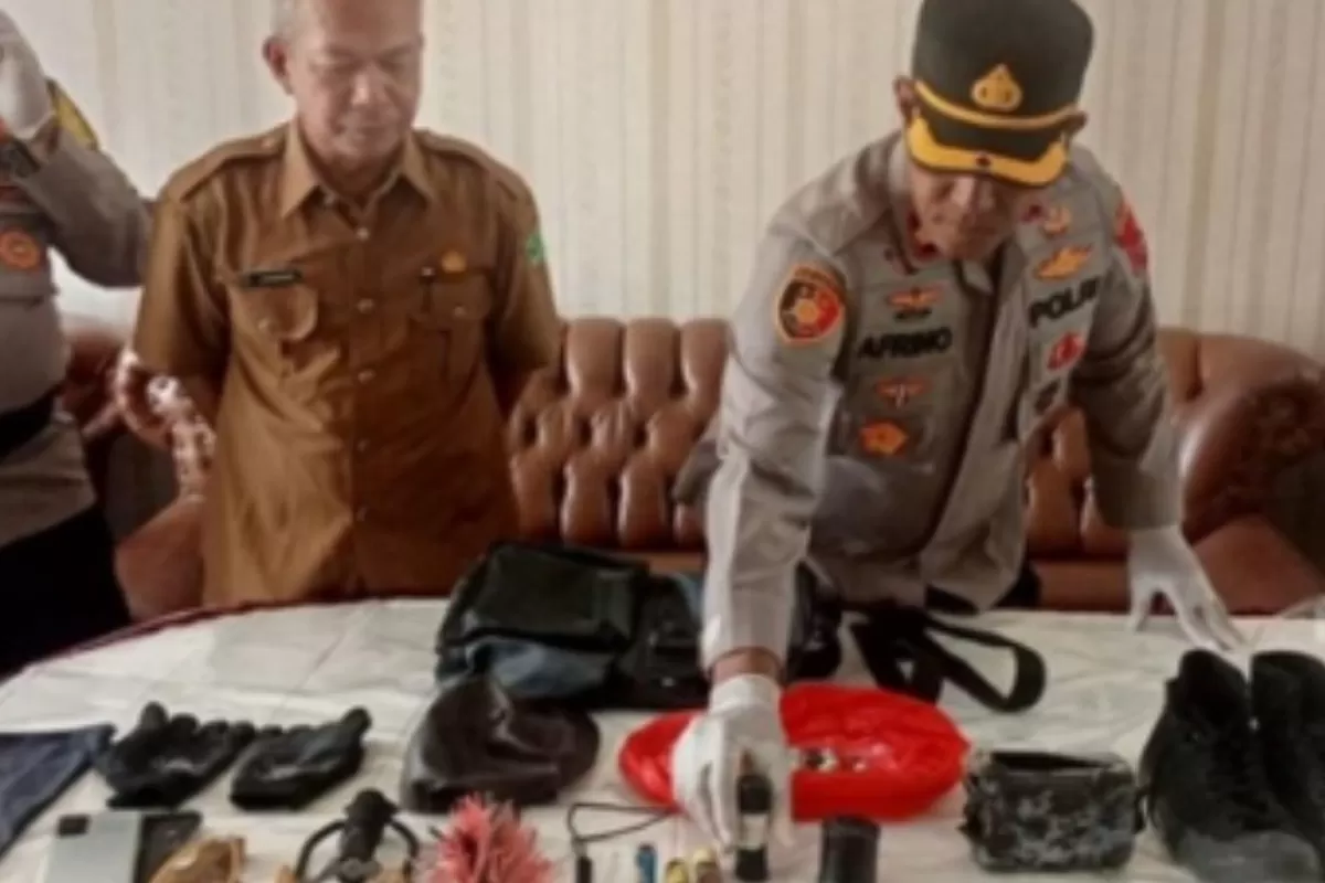 Menyoroti viralnya insiden ledakan yang diduga berasal dari bom rakitan milik siswa di MAN 3 Padang, Sumatera Barat, pada Selasa, 14 Juli 2026.  (Dok. Instagram.com/@padang_tv)