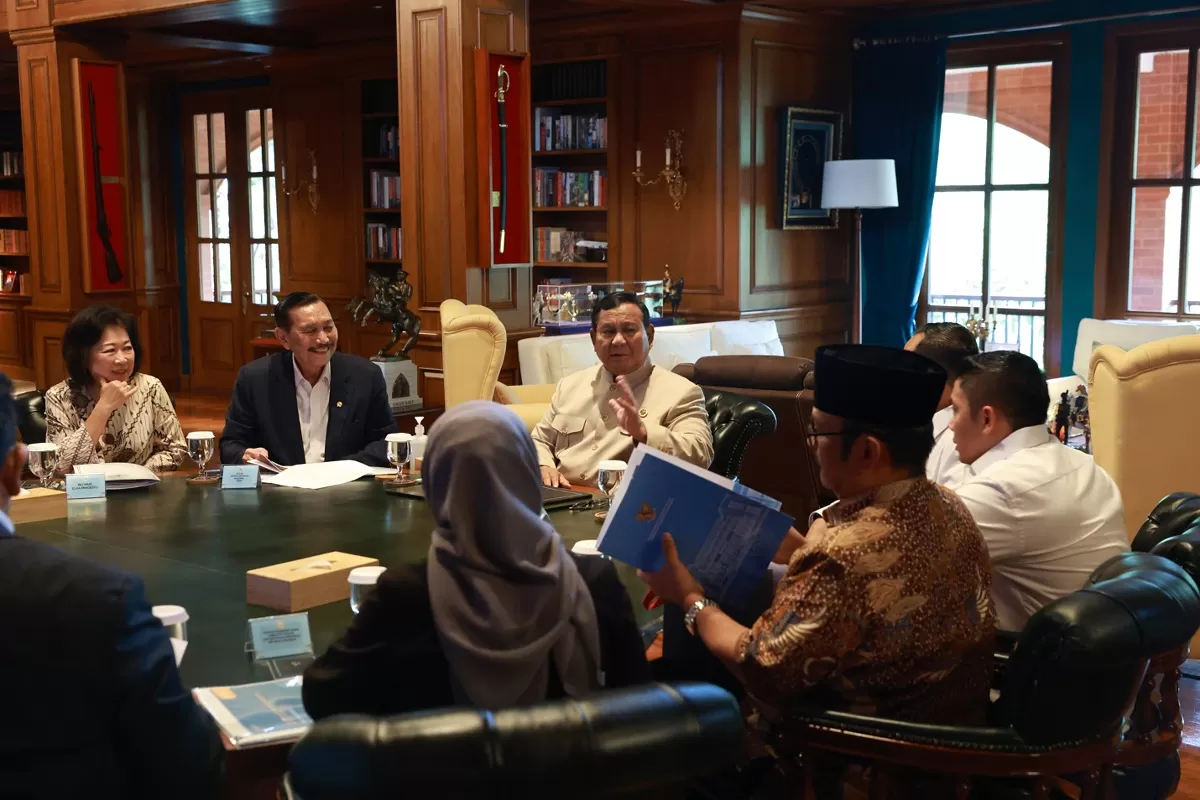 Pertemuan Presiden Prabowo dengan DEN, Bappenas dna Menteri PANRB di Hambalang (Dok. BAKOM RI)