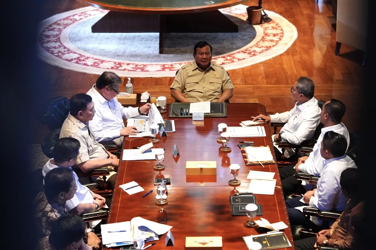Rapat Terbatas Presiden Prabowo dengan sejumlah Menteri di Hambalang (Dok. BAKOM RI)