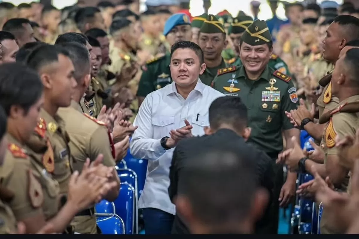 Seskab Teddy saat menyampaikan pembekalan kepada 1.600 taruna Akmil di Magelang.  (Dok. Sekretariat Kabinet)