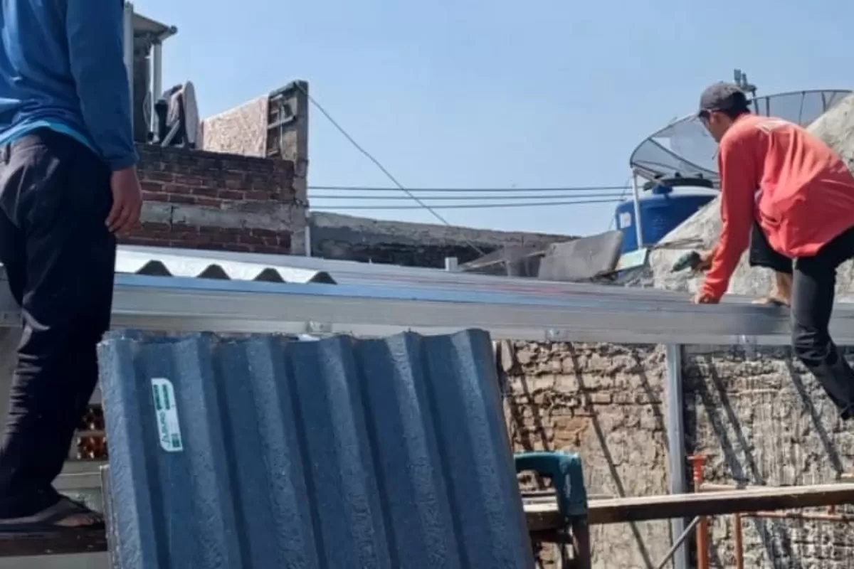 Penggantian atap di rumah jurnalis Koran Gala dan KoranGala.id, Kiki Kurnia di Bandung dalam program &lsquo;Ganti Atap Rumah Wartawan&rsquo;. ( Dok. Koran Gala/Kiki)