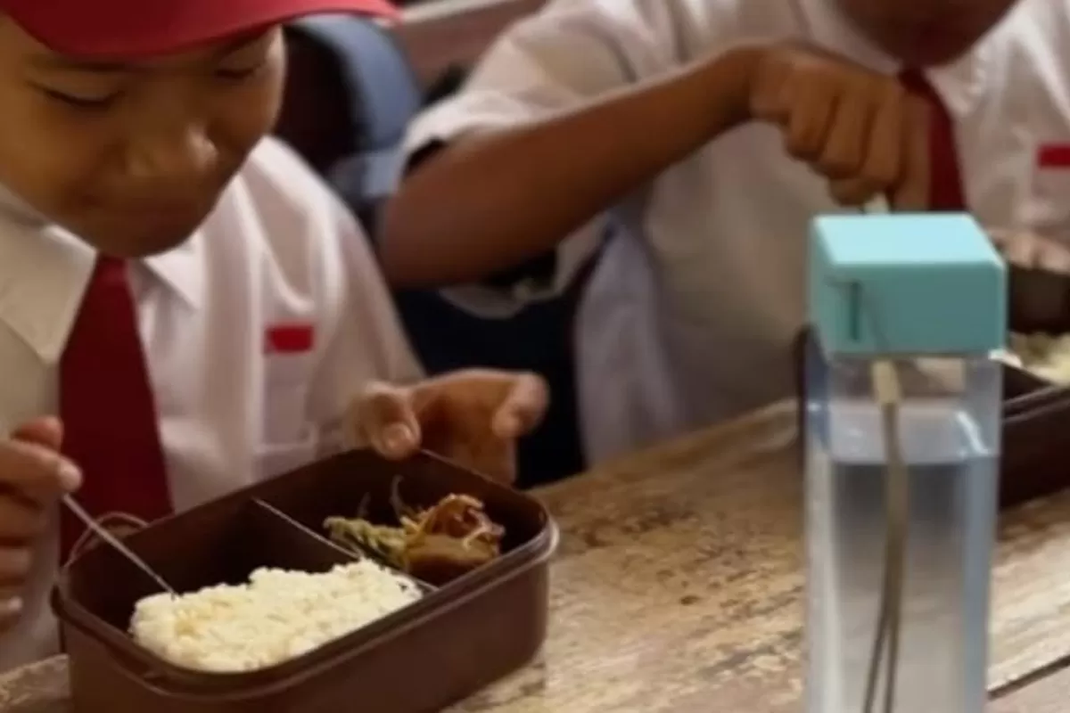 Cerita guru SD terpencil di Sulawesi Tengah yang membuat makanan untuk siswa karena belum ada MBG.  (Dok. Instagram/rskdrian)