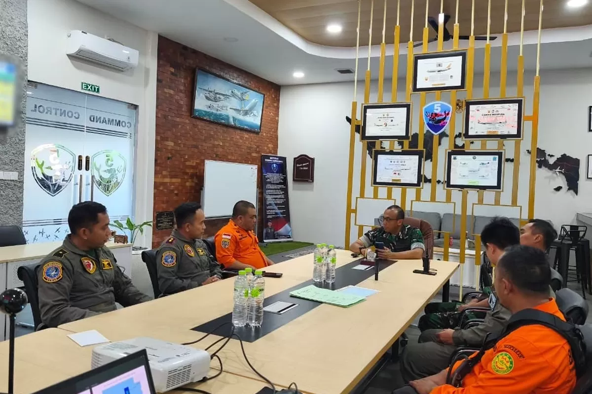 Rapat Tim Lanud Sultan Hasanuddin dalam upaya pencarian Kapal Layar Motor (KLM) Nurul Salsa yang dilaporkan tenggelam di perairan Kabupaten Kepulauan Selayar (Dok. Promedia)