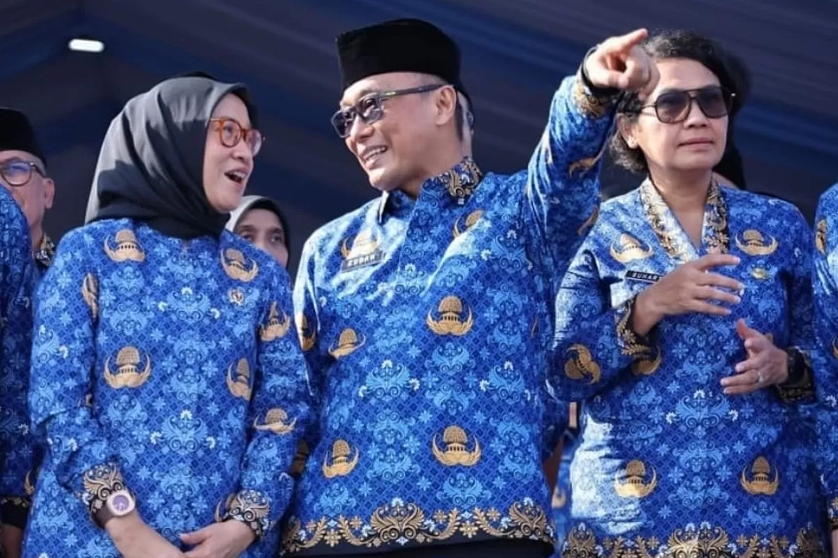 MenPAN-RB Rini Widyantini (kedua dari kiri) dan Kepala BKN Zudan Arif Fakrulloh (tengah) unggah pesan untuk para ASN.  (Dok. Instagram/menpanrb)