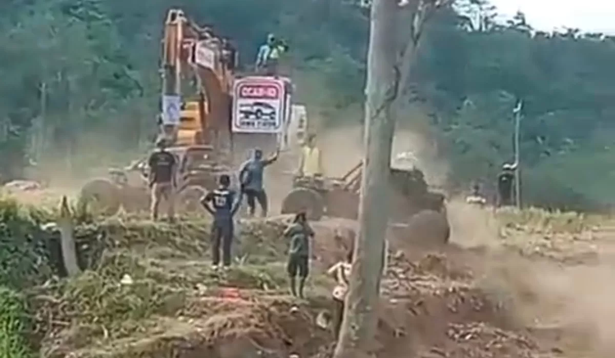 Alat berat terlihat di lokasi saat offroad di Dusun Kesiman, Desa Sukoreno. 