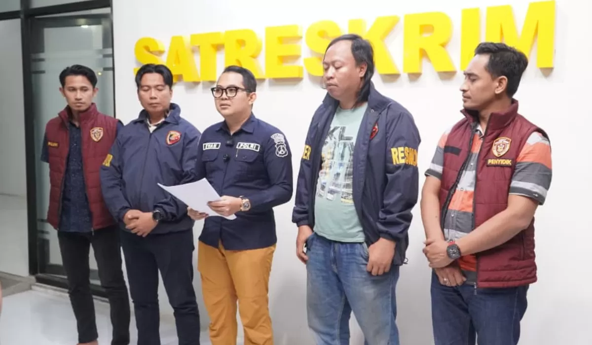 Foto: Kasihumas Polres Pamekasan IPDA Yoni Evan Pratama menyampaikan perkembangan penyidikan kasus dugaan penggandaan KTP tanpa hak. Polisi menetapkan tiga tersangka, satu DPO. 