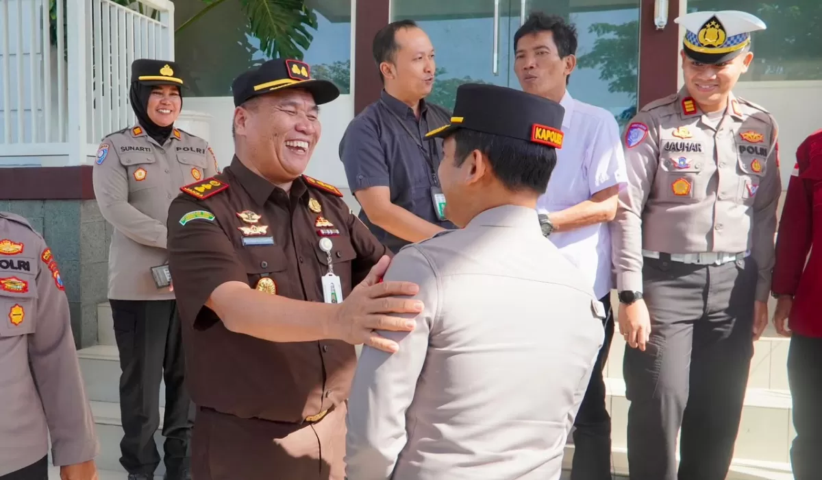 Foto: Kapolres Pasuruan AKBP Harto Agung Cahyono berjabat tangan akrab dengan Kajari Kabupaten Pasuruan Rustandi Gustawirya.