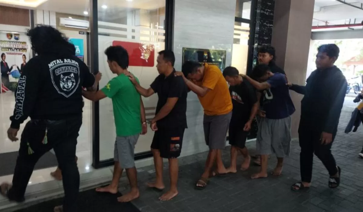 Foto: Tujuh tersangka kasus curanmor dan penadah digiring petugas menuju Mapolda Jatim usai diamankan dalam operasi Subdit III Jatanras Ditreskrimum Polda Jatim.