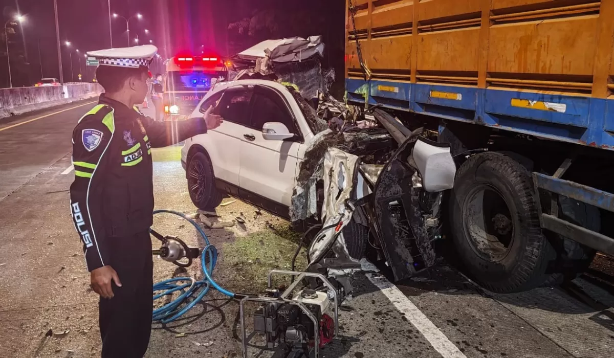 Foto: Honda CRV ringsek parah usai menabrak bagian belakang truk Fuso di Tol Pandaan&ndash;Malang.