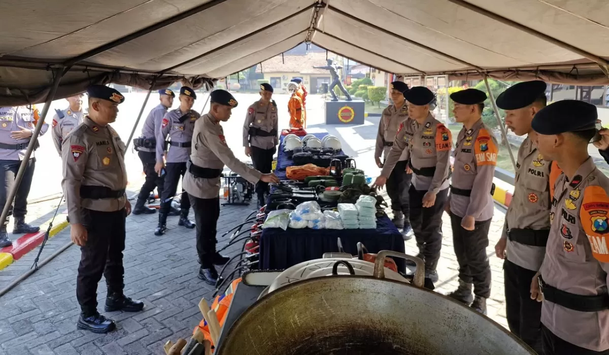 Foto: Personel Brimob Polda Jatim memeriksa dan menyiapkan peralatan serta alsus SAR dalam apel kesiapsiagaan menghadapi potensi karhutla dan bencana musim kemarau 2026.
