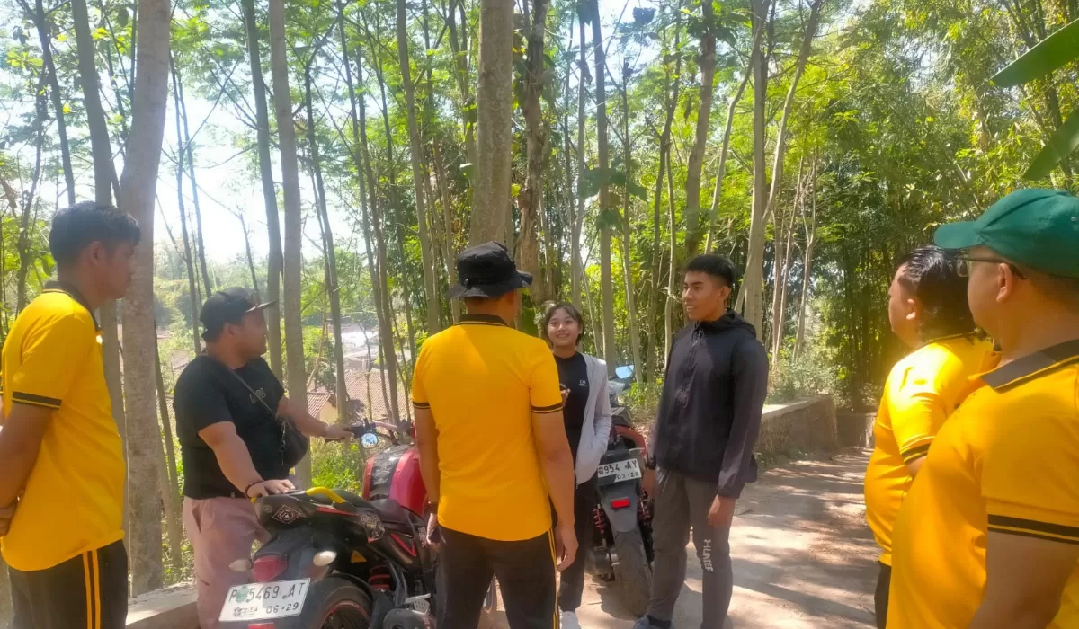 Foto: Petugas Polres Bondowoso mengevakuasi dua warga yang tersesat di Puncak Mahadewa dalam kondisi selamat.