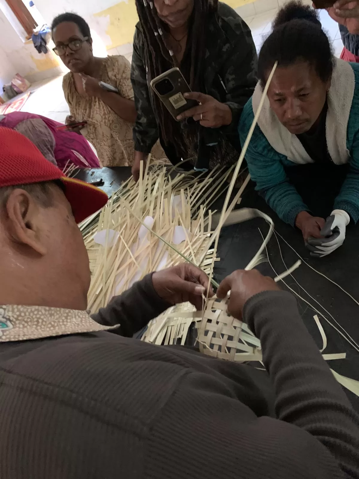 Pelatihan anyaman bambu oleh Konsulat Jenderal RI Noumea (KJRI Noumea)
