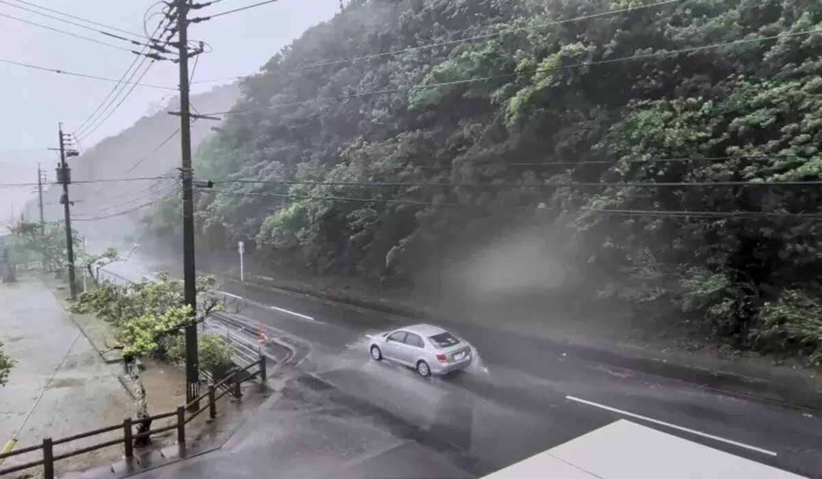 Sebuah mobil menerobos angin kencang dan hujan saat Topan Dolphin mendekat, di Nazeasahicho, Amami, Kagoshima, Jepang  (Tangkapan layar @darider5-X-via Reuters)