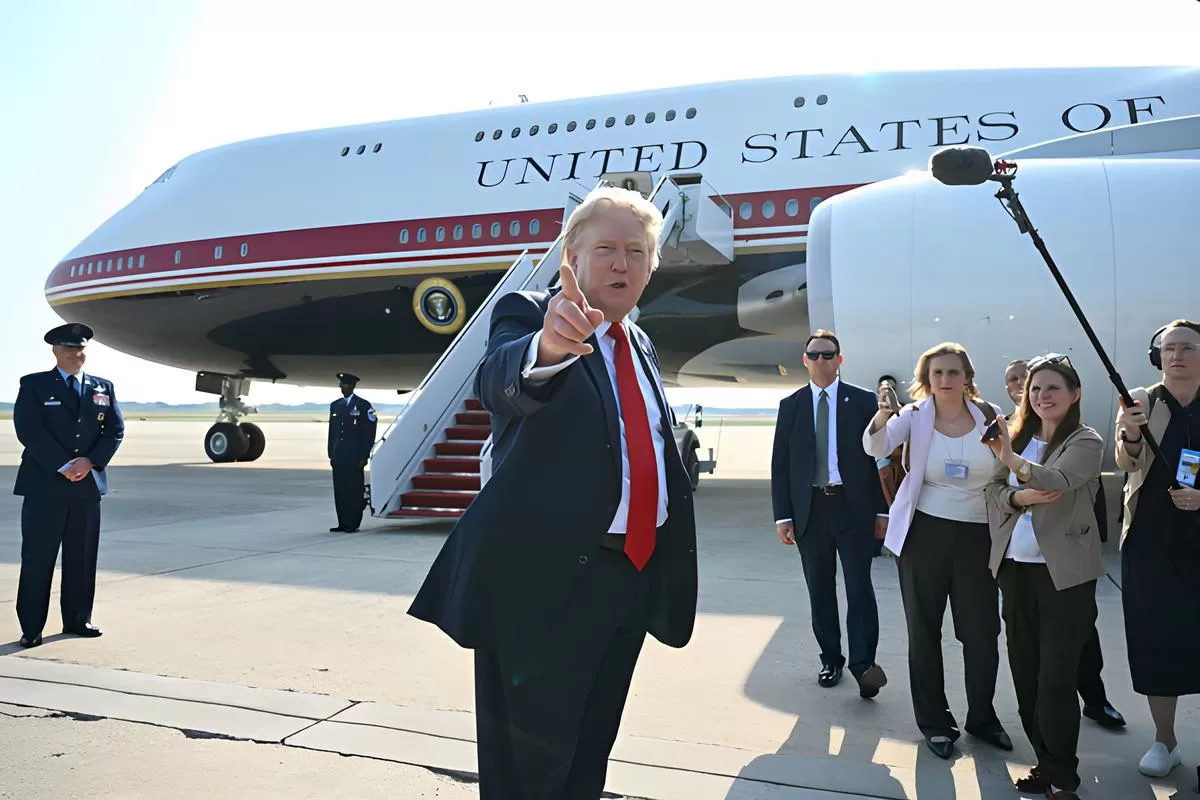 Donald Trump sebelum menaiki pesawat Boeing 747-8 hadiah dari Qatar pada 1 Juli 2026. (Foto: Getty)