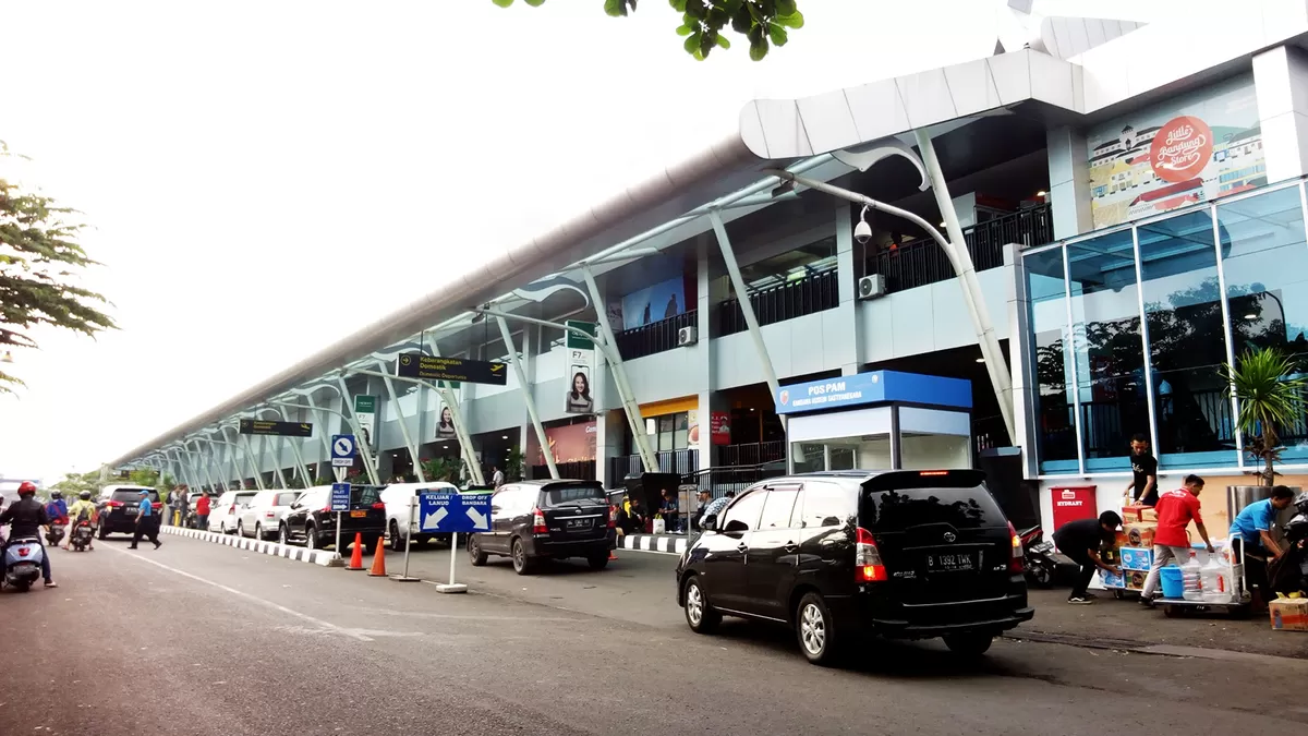 Fasad depan Bandara Husein Sastranegara, Bandung. 